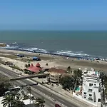 Modernos Apartamentos a Pocos Pasos de Playa Azul y del Centro de Convenciones de Las Américas